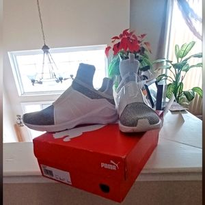 Nice Puma gym shoes 7.5 White, gray. Like New unisex